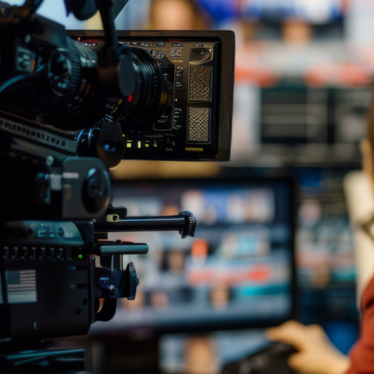 Interpretación en medios: adaptación del lenguaje en vivo